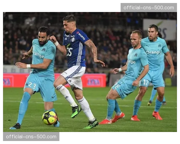 马赛警方逮捕五名在欧冠比赛前涉嫌寻衅滋事的客场球迷