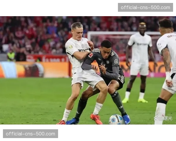 特写瞬间:格拉纳达老将成功封堵射门后,与门将击掌并大声呼喊提醒边后卫注意身后空当 特写瞬间:格拉纳达老将成功封堵射门后,与门将击掌并大声呼喊提醒边后卫注意身后空当